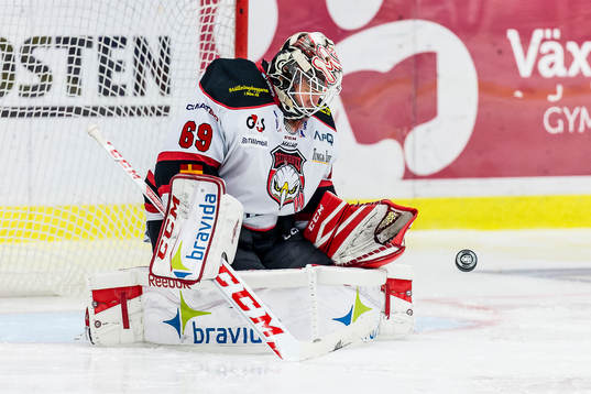Malmö Redhawks målvakt Oscar Alsenfelt fokuserar på