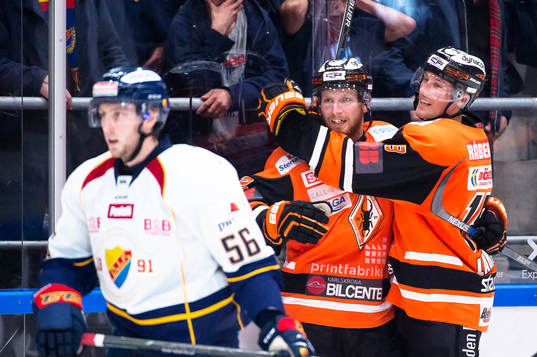Karlskronas Joachim Rohdin har gjort 1-1 och jublar