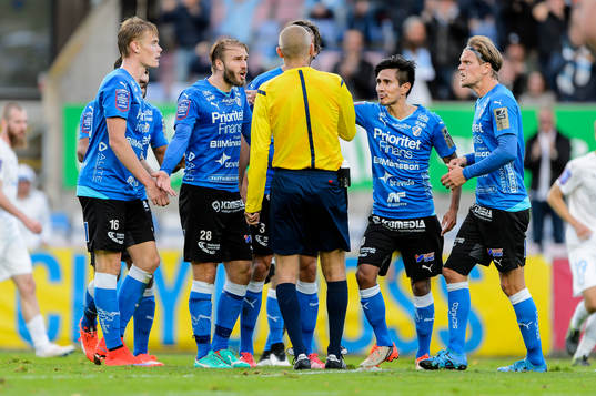 Halmstads spelare protesterar mot det dömda målet för