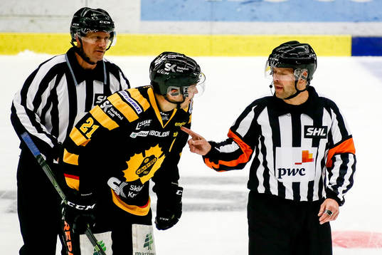 Skellefteås Jimmie Ericsson diskuterar med domare Patrik