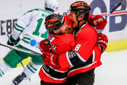 Örebros Mikko Lehtonen jublar med Jakub Petruzalek