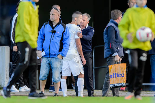 Malmös Nikola Djurdjic deppar och Halmstads tränare Janne