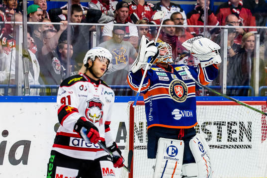 Växjös målvakt Stefan Steen jublar och Malmö Redhawks