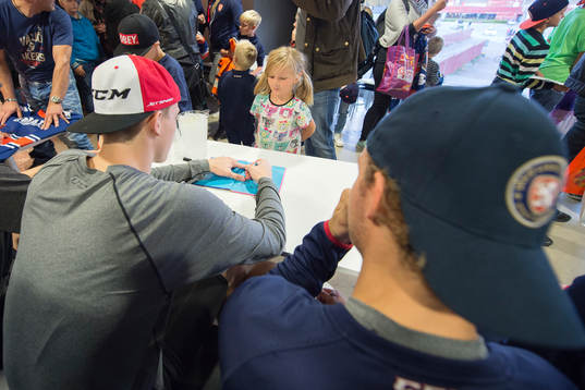 Växjös spelare skriver autografer till supportrar