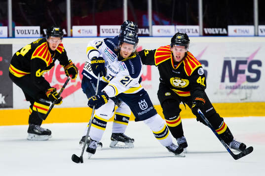 s Mattias Tedenby och Brynäs Greg Scott