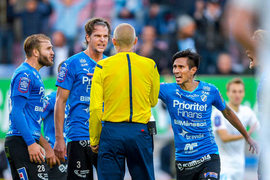 Halmstads spelare samtal med domaren