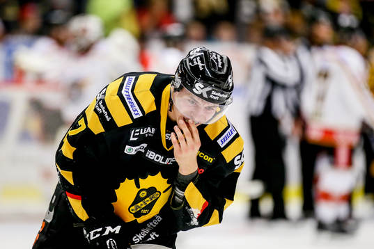 Skellefteås Pär Lindholm fick en smäll i ansiktet