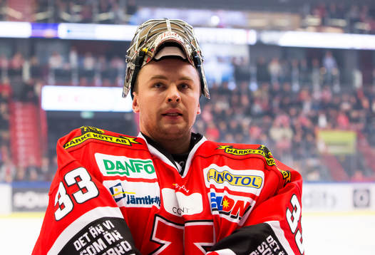 Örebros målvakt Julius Hudacek med mask i pannan