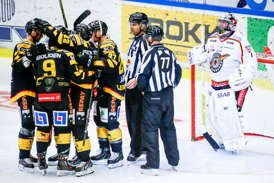 Skellefteås spelare jublar samtidigt som Luleås målvakt