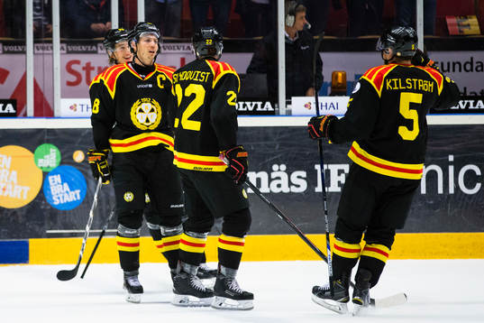 Brynäs Anton Rödin gratuleras till 3-1 av Jörgen