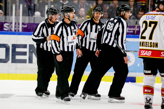 Domarna Patrik Sjöberg, Sören Persson, Emil Yletyinen och