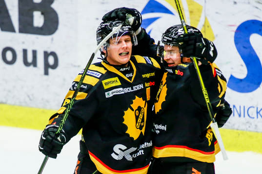 Skellefteås Patrik Zackrisson och Janne Pesonen jublar