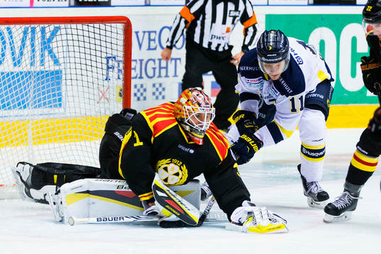Brynäs målvakt Felix Sandström gör en räddning