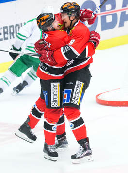 Örebros Jakub Petruzalek och Mikko Lehtonen jublar
