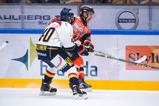 Karlskronas Robin Gartner får en tackling av Djurgårdens