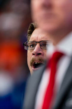 Malmö Redhawks tränare Björn Hellkvist skriker