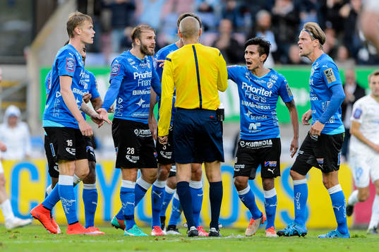 Halmstads spelare protesterar mot det dömda målet för