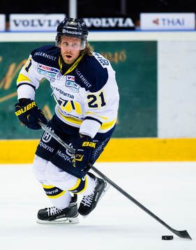 s Mattias Tedenby med pucken