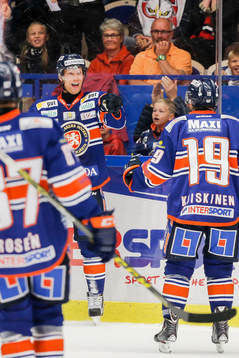 Växjös Richard Gynge och Tuomas Kiiskinen jublar