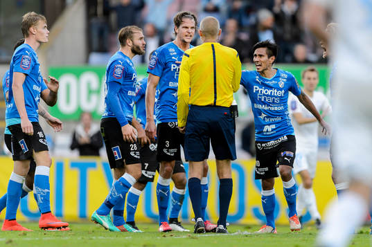 Halmstads spelare protesterar mot det dömda målet för
