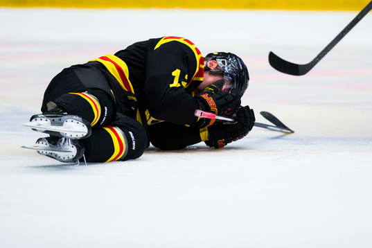 Brynäs Petr Vrana tar sig för ansiktet