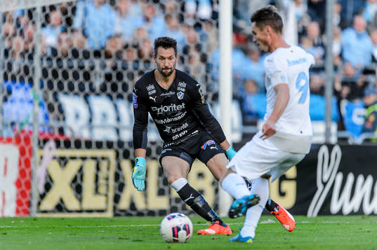 Halmstads målvakt Stojan Lukic räddar skott från Malmös
