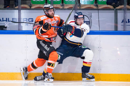 Karlskronas Mattias Guter  och Djurgårdens Alexander Falk