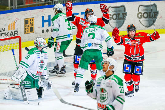 Örebros Jakub Petruzalek , th,  jublar