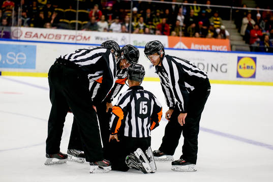 Domarna Patrik Sjöberg, Sören Persson, Emil Yletyinen och