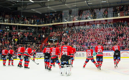 Örebros spelare firar med supportrarna på läktaren