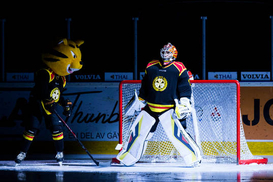 Brynäs maskott och målvakt Felix Sandström innan