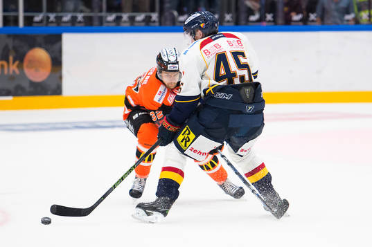 Karlskronas Anton Grundel i kamp om pucken med Djurgårdens