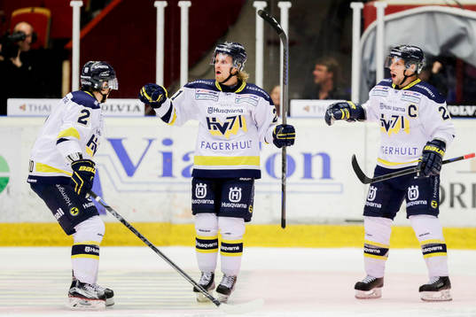s Mattias Tedenby jublar med Kristofer Berglund och Chris