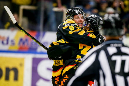 Skellefteås Patrik Zackrisson   och John Norman jublar