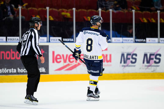 s Jere Karalahti som fått matchstraff av isen