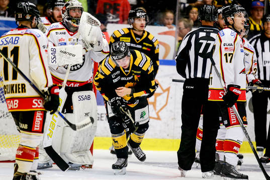 Skellefteås Pär Lindholm fick en smäll i ansiktet