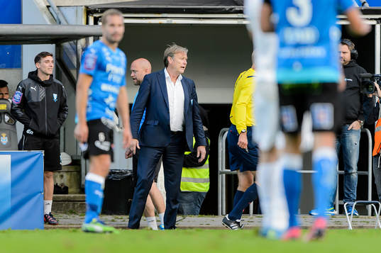Malmös tränare Åge Hareide blir tillsagd av domare