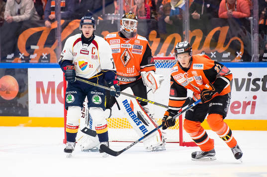 Djurgårdens Henrik Eriksson oroar framför Karlskronas mål