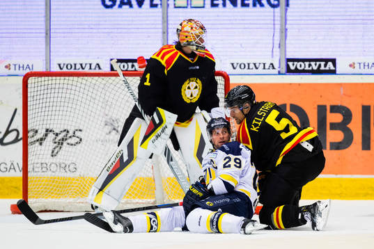 s Chris Abbott och Brynäs Lukas Kilström framför Brynäs