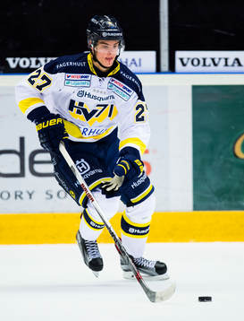 s Filip Lestan med pucken