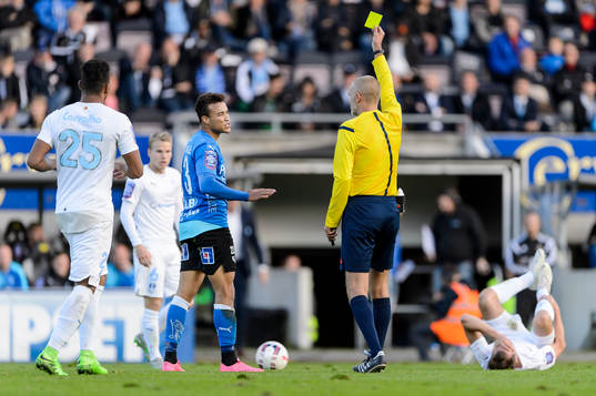 Halmstads Matthew Rusike blir varnad av domare Michael