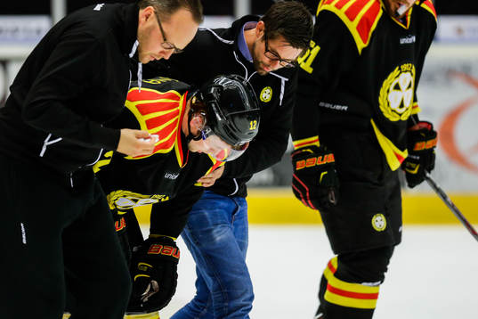 Brynäs Petr Vrana får hjälp av planen