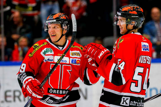 Örebros Peter Andersson , till höger, jublar