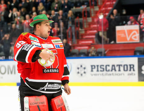 Örebros målvakt Julius Hudacek firar segern med