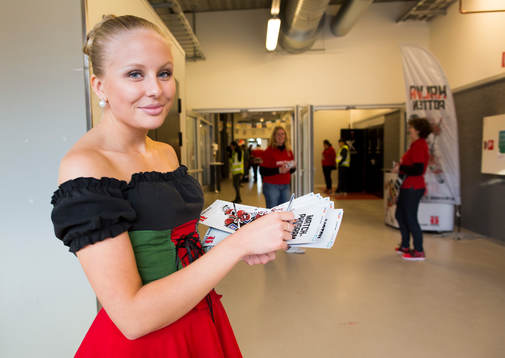 Oktoberfestklädd funktionär med matchprogram