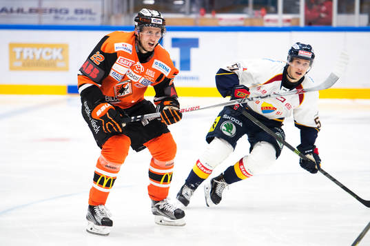 uKarlskronas Alexander Bergström nder ishockeymatchen i
