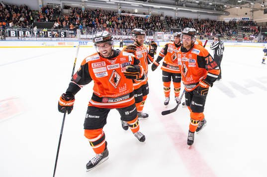 Karlskronas Riley Holzapfel har gjort 4-2 och jublar