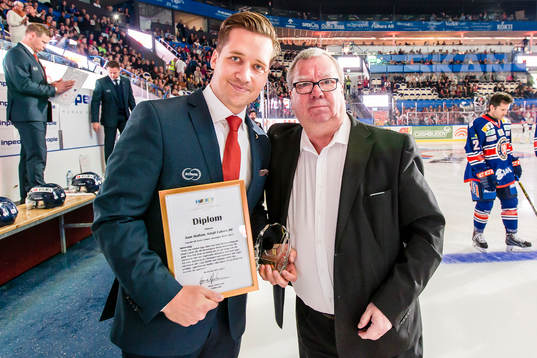 Växjös tränare Sam Hallam blir tilldelad pris för