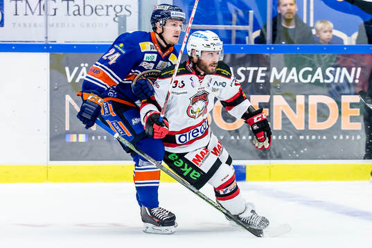 Växjös  Joakim Hillding i kamp Malmö Redhawks Joey Tenute