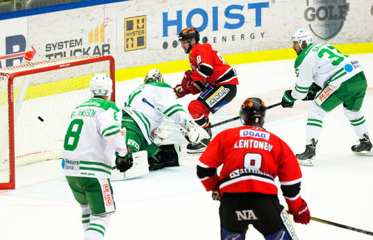 Örebros Jakub Petruzalek sätter pucken bakom Rögles